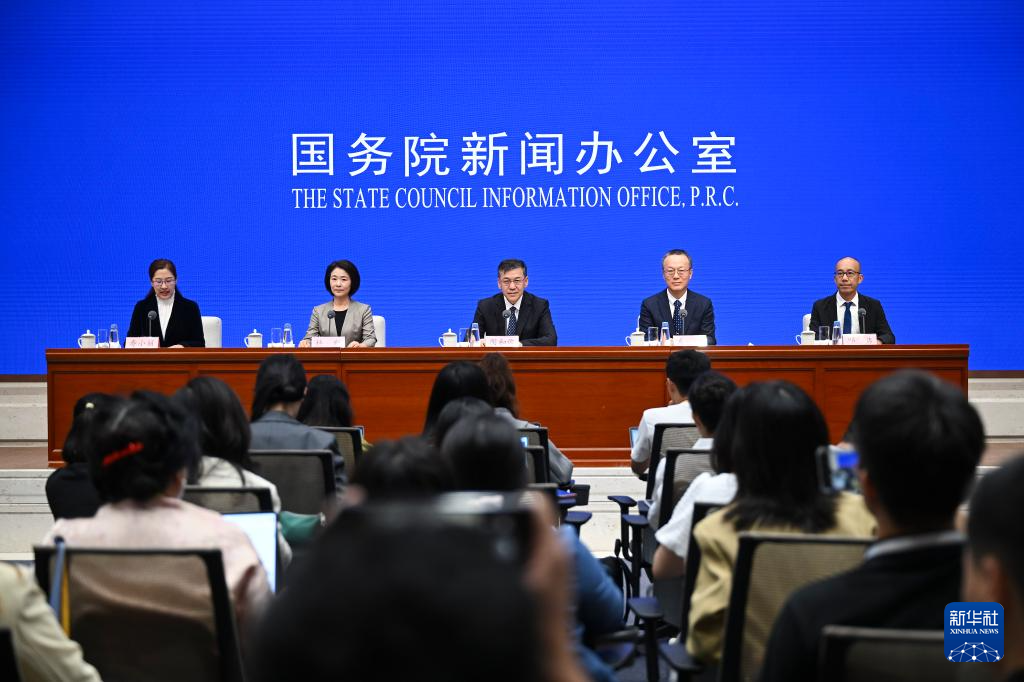 9月18日,国务院新闻办公室在北京举行“高质量完成‘十四五’规划”系列主题新闻发布会,科技部部长阴和俊、科技部副部长龙腾、科技部副部长林新、科技部副部长邱勇介绍“十四五”时期科技创新发展成就,并答记者问。新华社记者 陈晔华 摄