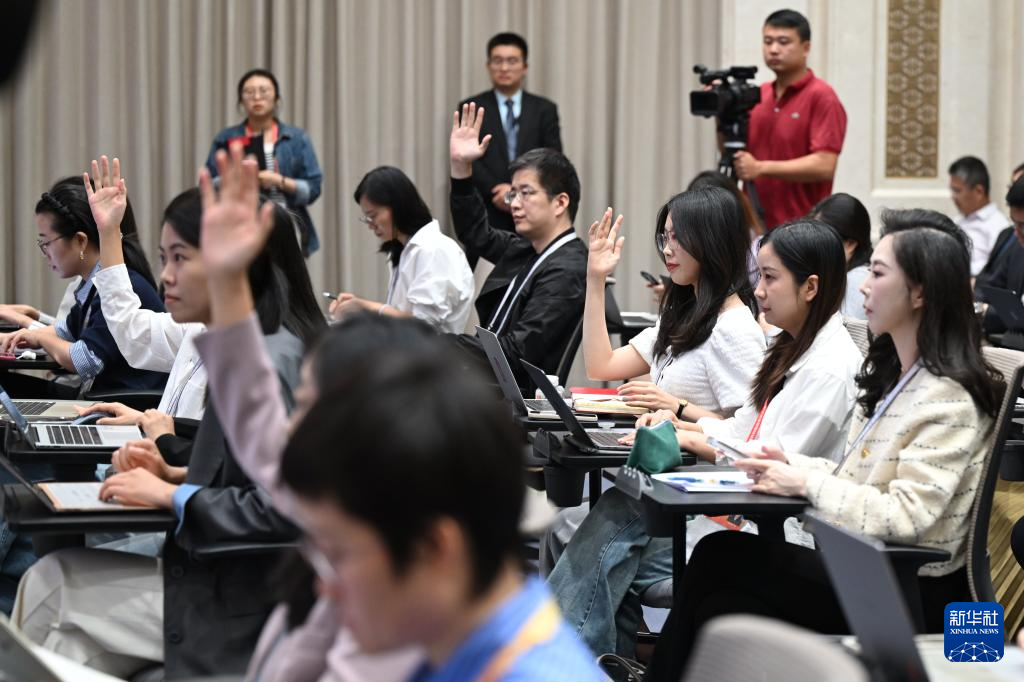 9月18日,国务院新闻办公室在北京举行“高质量完成‘十四五’规划”系列主题新闻发布会,科技部部长阴和俊、科技部副部长龙腾、科技部副部长林新、科技部副部长邱勇介绍“十四五”时期科技创新发展成就,并答记者问。这是记者举手提问。新华社记者 陈晔华 摄