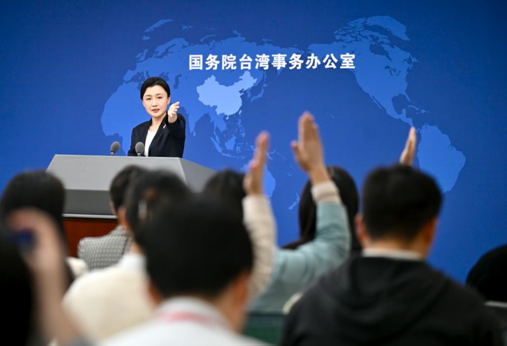 11月5日,国台办发言人张晗邀请记者提问。新华社记者 陈晔华 摄