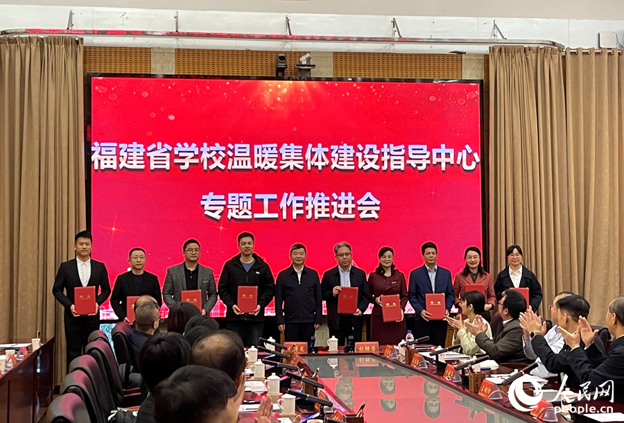 叶燊为大中小学专家代表颁发聘书。人民网记者 刘宝琴摄