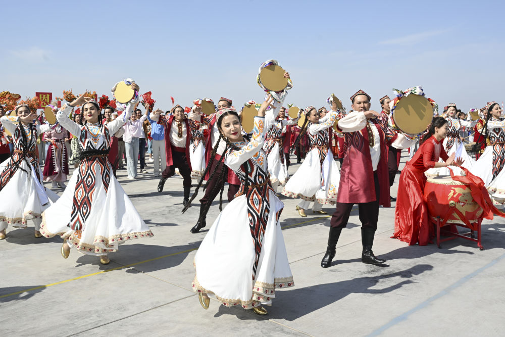 2025��9��23�����磬Ⱥ���ظ����裬ϲӭ�½�ά�������������70���ꡣ�»������ л���� ��