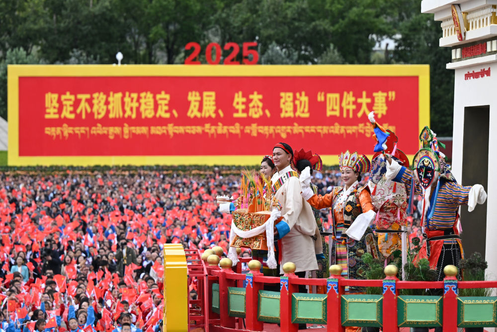 2025��8��21�����磬���ظ������ɲ�Ⱥ��Լ2���˻��������в��������㳡��������ף��������������60���ꡣ�������еĲʳ�ͨ�����������㳡���»������ л���� ��