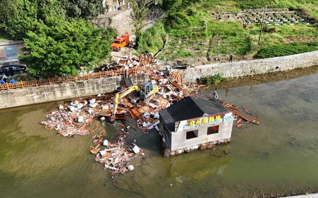 沿州溪违规搭建拆除整改行动现场
