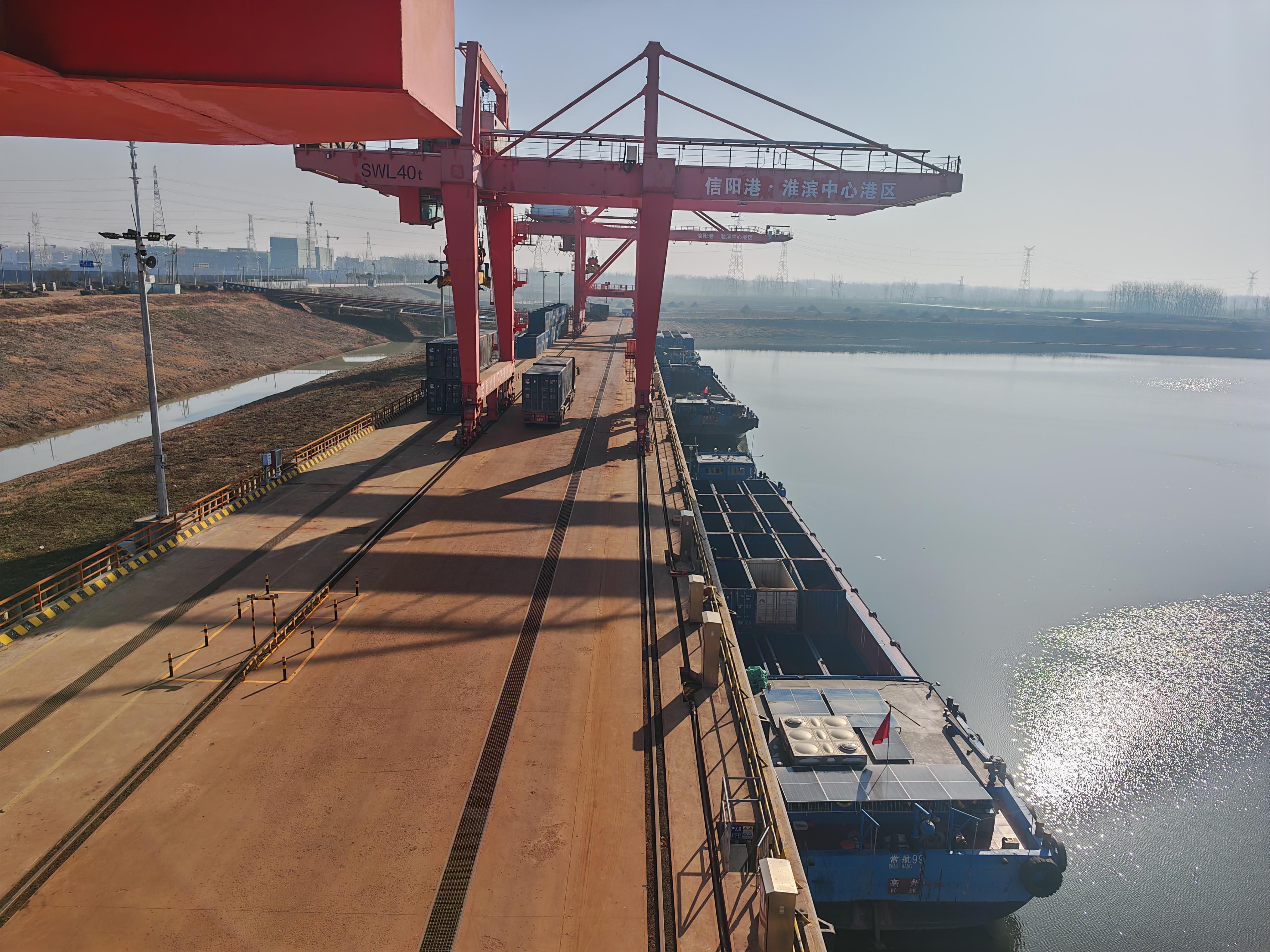 老王夫妻的货船正在进行装箱作业。丁东莹 摄