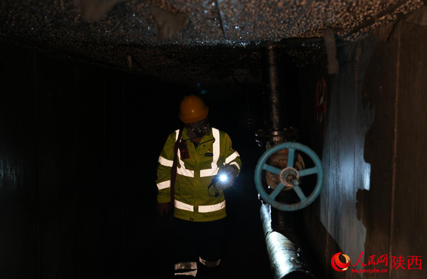 邹伟君在地沟井内进行例行巡检。人民网记者 邓楠摄