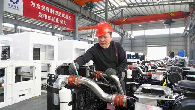 福安市隆凯电机有限公司车间内,技术人员在为设备做标识。陈雅芳摄