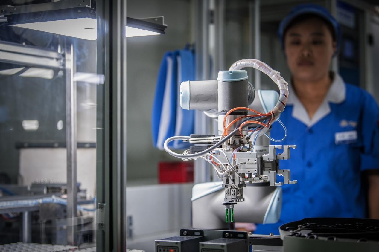 在工人的操控下,汽车零部件车间有条不紊地生产。张洪硕摄