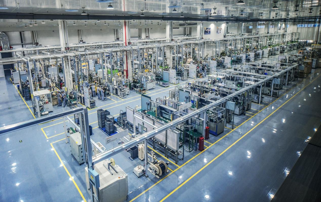 干净宽敞的智能化车间保障了项目高效运转。张洪硕摄